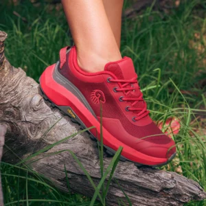 Giesswein Wool Trail X auf unebenem Untergrund mit rutschfester Sohle auf jedem Terrain im Wald, auf Felsen oder auf nassem Boden.