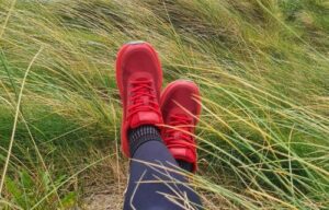 Giesswein Wool Trail X am Strand in Irland bei einer Wanderpause. Bequem Schuhe mit Giesswein Gutscheincode und Futter aus Merinowolle für trocken Füße.