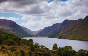 Glenveagh im Herbst an einem bewölkten Tag mit blick auf den geheimnisvollen See. An Halloween Schauplatz einer Folklore Erzählung, das Mädchen von Glenveagh.