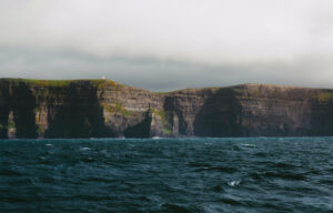 Irland beste Reisezeit im Winter wenn der Nebel tief über den Klippen hängt mit mystischer Atmosphäre.