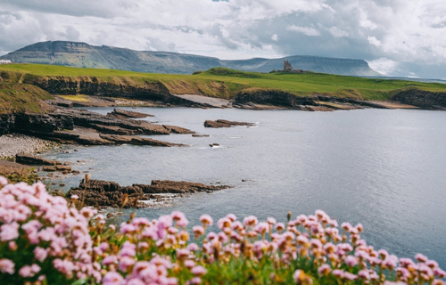 Irland beste Reisezeit, Blick im Frühling auf Sligo Küste mit Ben Bulbin im Hintergrund.