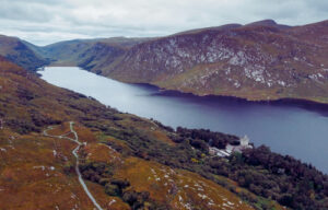 Der Lough Beagh im Glenveagh Nationalpark in Donegal in Irland an einem herbstlichen bewölkten Tag. Samhain hat hier eine besondere Bedeutung mit der Geschichte des Mädchens von Glenveagh.