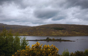 Blick auf den Loug Beagh an einem bewölkten Tag im Herbst in Irland. Der See ist Schauplatz der Halloween Geschichte aus der irischen Folklore des Mädchens von Glenveagh.