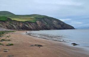 Minard Bay in Kerry, Irland an einem bewölkten Tag. Das Wetter macht Lust aufs Auswandern nach Irland und auf das Leben in Irland.