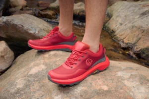 Giesswein Trailrunner Wool Trail X auf steinigem, felsigen Untergrund. Die idealen Schuhe für Outdoorbegeisterte.