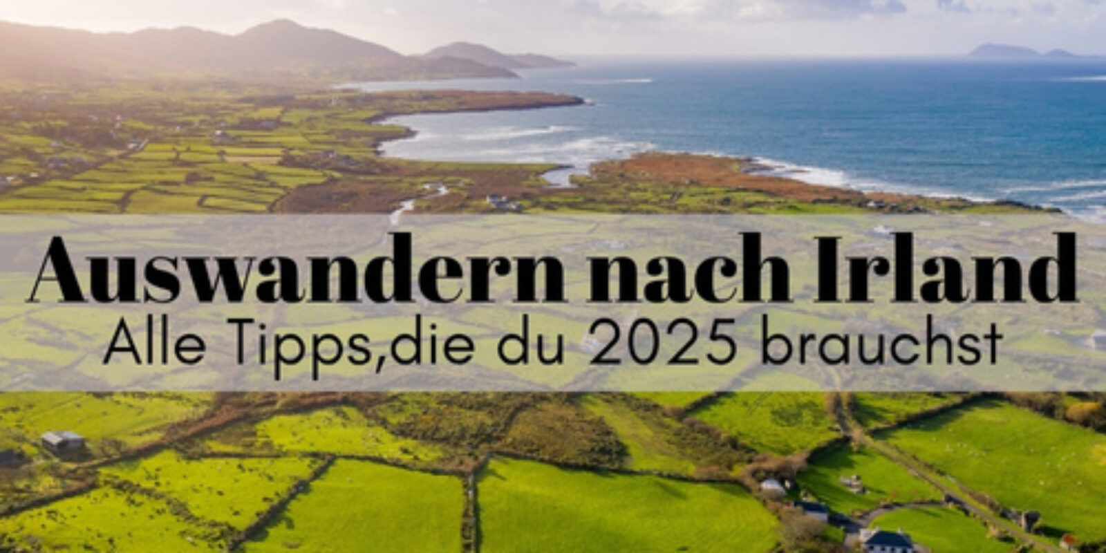 Endlos grüne Hügel an der Atlantikküste in Irland. Der Text kündigt alles an, was man zum Auswandern nach Irland 2025 wissen muss.