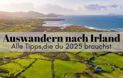 Endlos grüne Hügel an der Atlantikküste in Irland. Der Text kündigt alles an, was man zum Auswandern nach Irland 2025 wissen muss.
