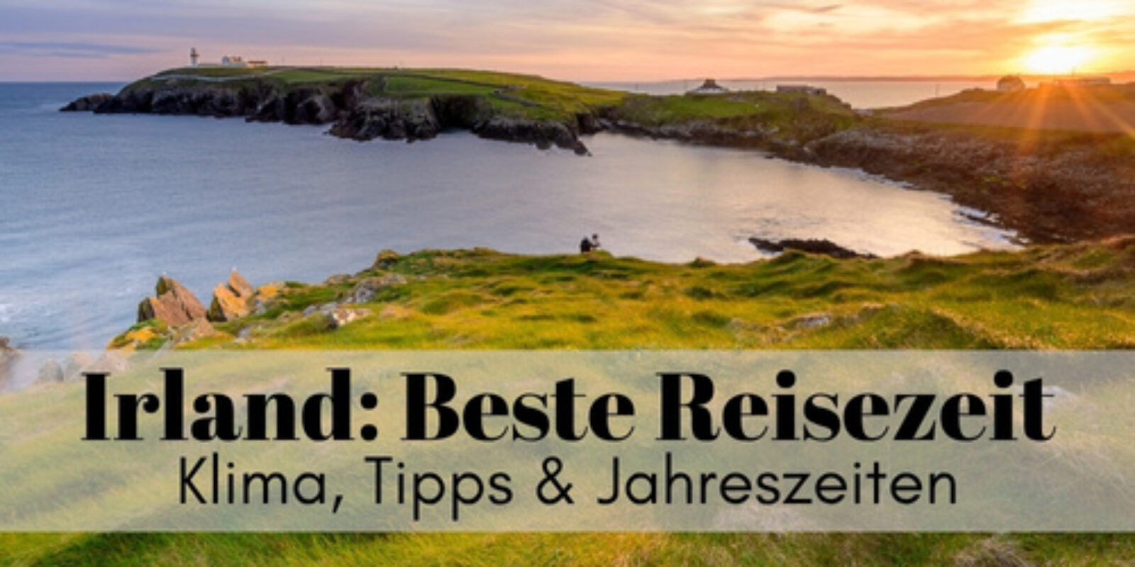 Irlands Küste bei Sonnenuntergang am Wild Atlantic Way. Irland beste Reisezeit ist immer.