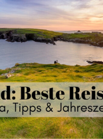 Irlands Küste bei Sonnenuntergang am Wild Atlantic Way. Irland beste Reisezeit ist immer.